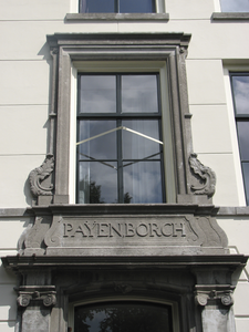 905607 Afbeelding van de naamsteen 'PAYENBORCH', boven de entree van het pand Oudegracht 322 te Utrecht.